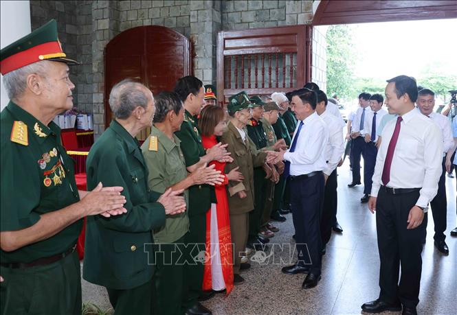 Thường trực Ban Bí thư Trần Cẩm Tú cùng các cựu chiến binh tại Nghĩa trang liệt sĩ quốc gia A1. Ảnh: Phương Hoa - TTXVN