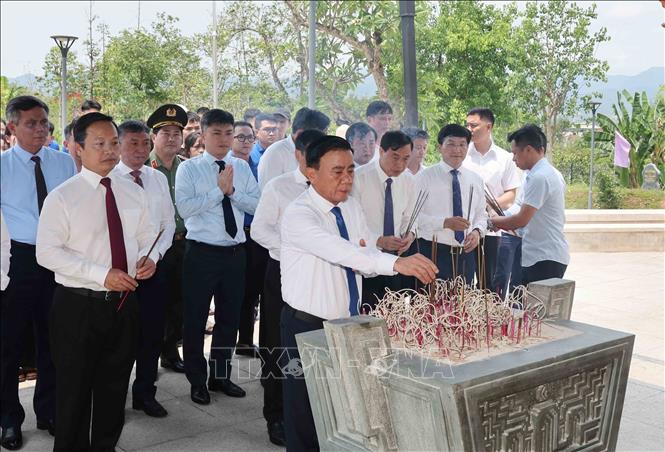 Thường trực Ban Bí thư Trần Cẩm Tú cùng Đoàn công tác của Trung ương dâng hương tưởng niệm các Anh hùng liệt sĩ tại Đền thờ Liệt sĩ chiến trường Điện Biên phủ. Ảnh: Phương Hoa - TTXVN