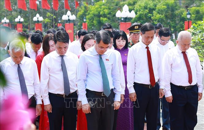 Thủ tướng Lê Minh Hưng tưởng niệm các Anh hùng Liệt sĩ thành phố Hải Phòng. Ảnh: Dương Giang – TTXVN 
