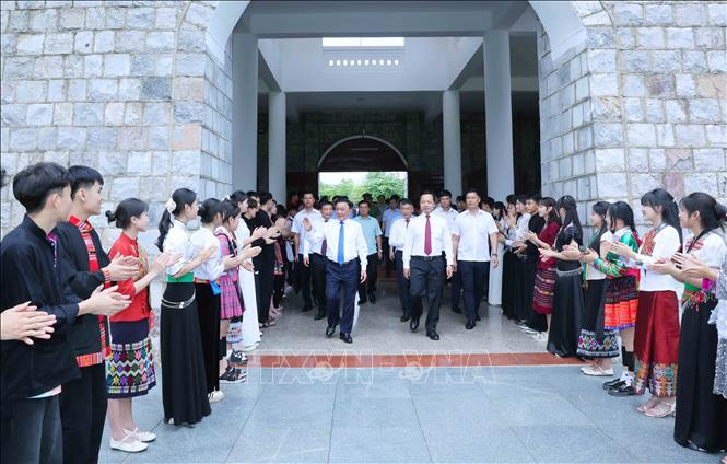 Thường trực Ban Bí thư Trần Cẩm Tú nhân dân các dân tộc tỉnh Điện Biên tại Nghĩa trang liệt sĩ quốc gia A1. Ảnh: Phương Hoa - TTXVN