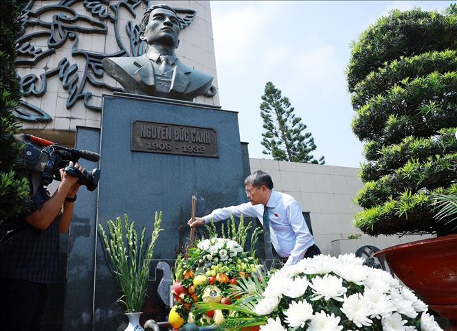 Thủ tướng Lê Minh Hưng dâng hương tại Tượng đài đồng chí Nguyễn Đức Cảnh trong khuôn viên Cung Văn hóa Lao động Hữu nghị Việt - Tiệp. Ảnh: Dương Giang – TTXVN 

