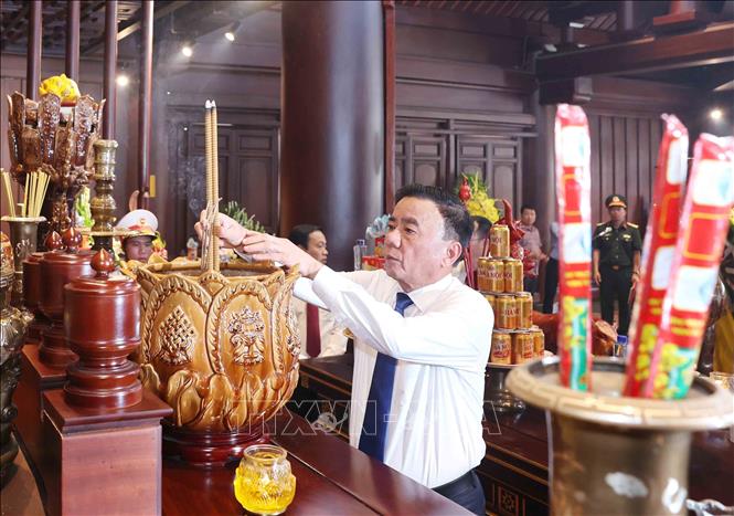 Thường trực Ban Bí thư Trần Cẩm Tú dâng hương tưởng niệm các Anh hùng liệt sĩ tại Đền thờ Liệt sĩ chiến trường Điện Biên phủ. Ảnh: Phương Hoa - TTXVN