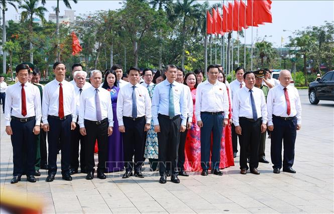 Thủ tướng Lê Minh Hưng dâng hương tại Tượng đài đồng chí Nguyễn Đức Cảnh trong khuôn viên Cung Văn hóa Lao động Hữu nghị Việt - Tiệp. Ảnh: Dương Giang – TTXVN 
