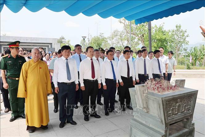 Thường trực Ban Bí thư Trần Cẩm Tú cùng Đoàn công tác của Trung ương dâng hương tưởng niệm các Anh hùng liệt sĩ tại Đền thờ Liệt sĩ chiến trường Điện Biên phủ. Ảnh: Phương Hoa - TTXVN