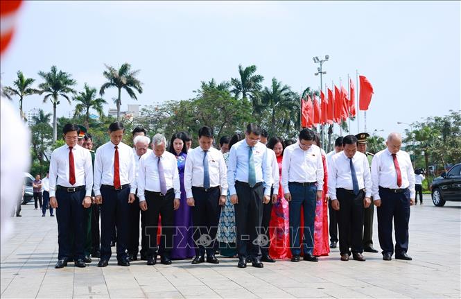 Thủ tướng Lê Minh Hưng dâng hương tại Tượng đài đồng chí Nguyễn Đức Cảnh trong khuôn viên Cung Văn hóa Lao động Hữu nghị Việt - Tiệp. Ảnh: Dương Giang – TTXVN 
