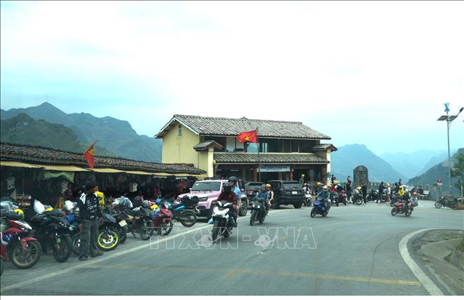 Điểm dừng chân Panorama đèo Mã Pì Lèng thu hút đông đảo du khách tham quan. Ảnh: Minh Tâm-TTXVN