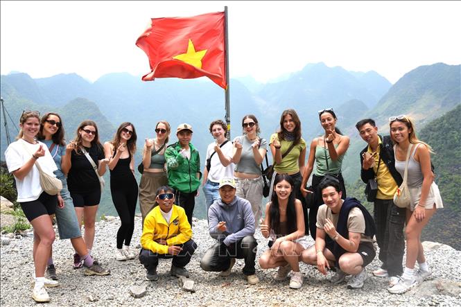 Đoàn du khách quốc tế check-in tại Cao nguyên đá Đồng Văn. Ảnh: Minh Tâm-TTXVN