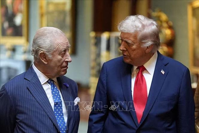 Nhà Vua Charles III (trái) trong cuộc gặp Tổng thống Mỹ Donald Trump tại lâu đài Windsor ở Berkshire, Anh. Ảnh: Reuters/TTXVN