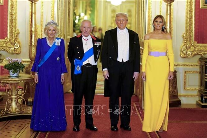 Nhà Vua Anh Charles III (thứ 2, trái) và Hoàng hậu Camilla (trái) đón tiếp Tổng thống Mỹ Donald Trump (thứ 2, phải) cùng Phu nhân Melania Trump tại lâu đài Windsor ở Berkshire, Anh. Ảnh: REUTERS/TTXVN