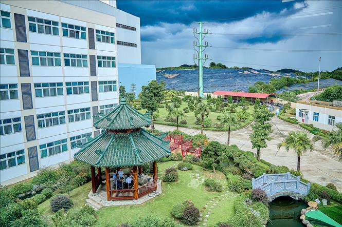 Khuôn viên Nhà máy điện rác Sóc Sơn được quy hoạch xanh với cây xanh, thảm cỏ và đường nội bộ sạch sẽ, tạo môi trường làm việc thân thiện. Ảnh: Trung Nguyên - TTXVN