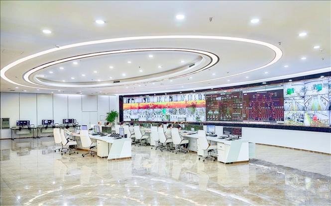 Khu vực điều khiển trung tâm theo dõi toàn bộ quy trình vận hành nhà máy. Ảnh: Trung Nguyên - TTXVN