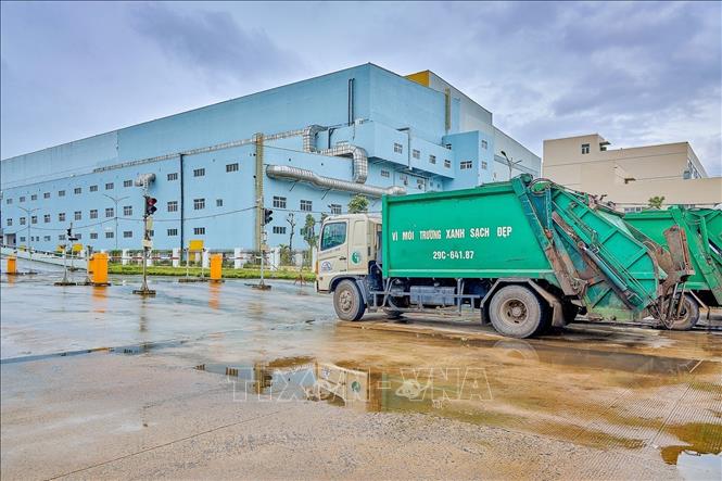 Khu tiếp nhận rác thải sinh hoạt vận hành liên tục, bảo đảm xử lý khối lượng lớn mỗi ngày. Ảnh: Trung Nguyên - TTXVN