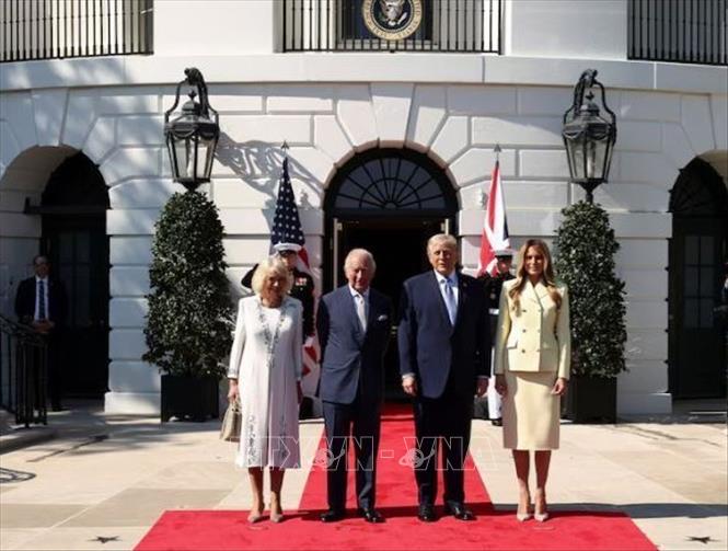 Tổng thống Mỹ Donald Trump (thứ 2, phải) cùng Phu nhân Melania Trump đón tiếp Nhà Vua Anh Charles III (thứ 2, trái) và Hoàng hậu Camilla tại Washington DC., ngày 27/4/2026. Ảnh: Reuters/TTXVN