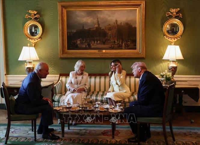 Tổng thống Mỹ Donald Trump (phải) cùng Phu nhân Melania Trump (thứ 2, phải) đón tiếp Nhà Vua Anh Charles III (trái) và Hoàng hậu Camilla (thứ 2, trái) tại Washington DC., ngày 27/4/2026. Ảnh: Reuters/TTXVN