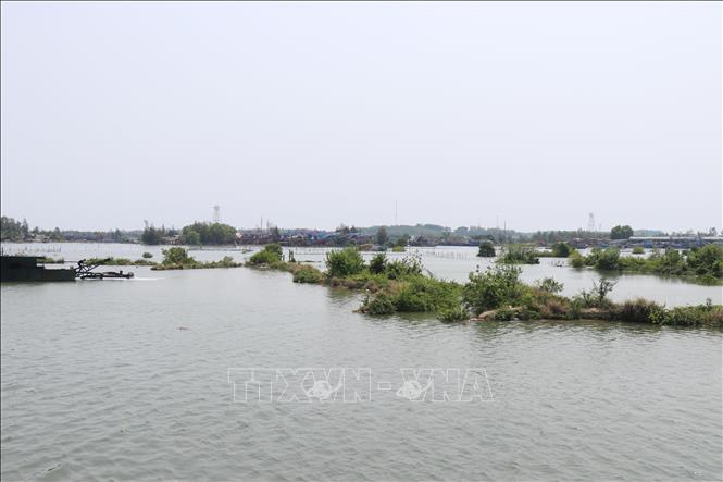 Hơn 20ha diện tích mặt nước Dự án Mở rộng khu neo đậu tránh trú bão kết hợp cảng cá Tịnh Hòa chưa được giải phóng mặt bằng. Ảnh: Phạm Cường-TTXVN