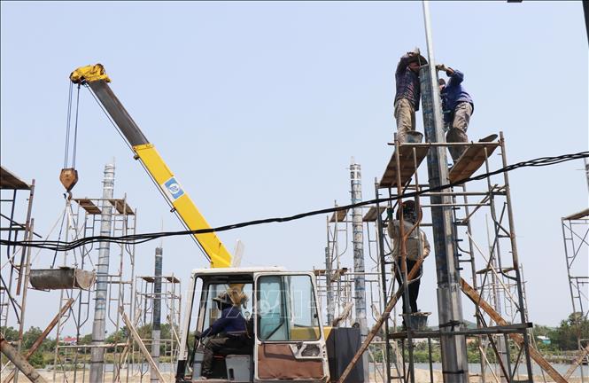 Công nhân thi công Dự án Mở rộng khu neo đậu tránh trú bão kết hợp cảng cá Tịnh Hòa. Ảnh: Phạm Cường-TTXVN