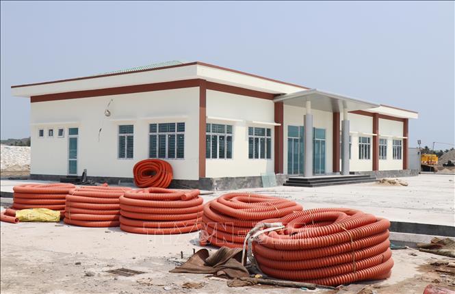 Hạng mục Nhà điều hành Dự án Mở rộng khu neo đậu tránh trú bão kết hợp cảng cá Tịnh Hòa cơ bản đã hoàn thành. Ảnh: Phạm Cường-TTXVN