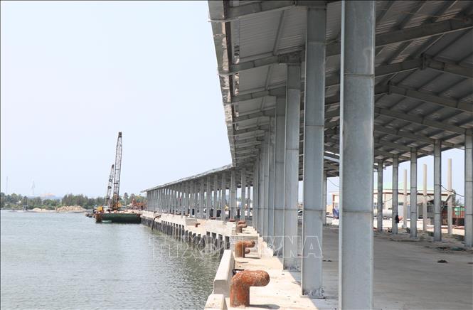 Dự án Mở rộng khu neo đậu tránh trú bão kết hợp cảng cá Tịnh Hòa xã Đông Sơn, tỉnh Quảng Ngãi có tổng nguồn vốn đầu tư hơn 500 tỷ đồng. Ảnh: Phạm Cường-TTXVN