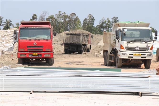 Các phương tiện vận chuyển chất thải nạo vét tập kết tại dự án.. Ảnh: Phạm Cường-TTXVN