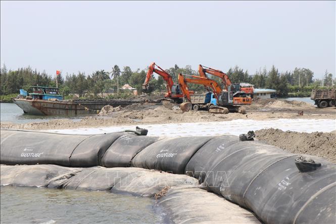 Khu vực kè bảo vệ Dự án Mở rộng khu neo đậu tránh trú bão kết hợp cảng cá Tịnh Hòa xã Đông Sơn, tỉnh Quảng Ngãi đang được thi công. Ảnh: Phạm Cường-TTXVN