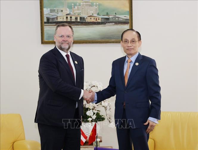 Bộ trưởng Ngoại giao Lê Hoài Trung tiếp Quốc vụ khanh Bộ Ngoại giao Áo Josef Schellhorn. Ảnh: Bùi Hoàn - PV TTXVN từ Brunei