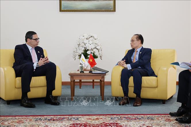 Bộ trưởng Ngoại giao Lê Hoài Trung gặp Bộ trưởng Ngoại giao Cyprus Constantinos Kombos. Ảnh: Bùi Hoàn - PV TTXVN từ Brunei