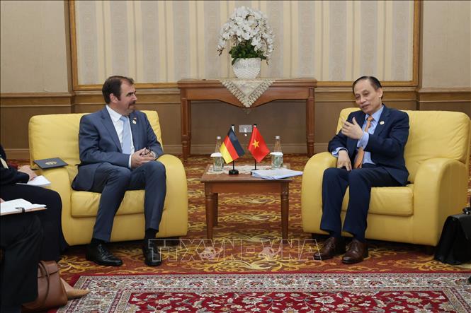 Bộ trưởng Ngoại giao Lê Hoài Trung gặp Quốc vụ khanh Bộ Ngoại giao Đức Florian Hahn. Ảnh: Bùi Hoàn - PV TTXVN từ Brunei