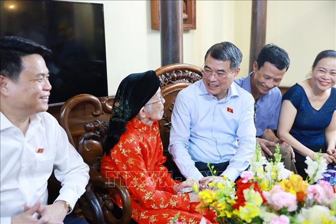 Thủ tướng Chính phủ Lê Minh Hưng thăm, tặng quà Mẹ Việt Nam Anh hùng Phạm Thị Hán, có hai con là liệt sĩ. Ảnh: Dương Giang – TTXVN 
