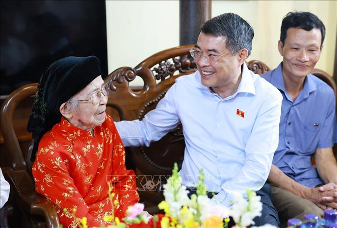 Thủ tướng Chính phủ Lê Minh Hưng thăm, tặng quà Mẹ Việt Nam Anh hùng Phạm Thị Hán, có hai con là liệt sĩ. Ảnh: Dương Giang – TTXVN 
