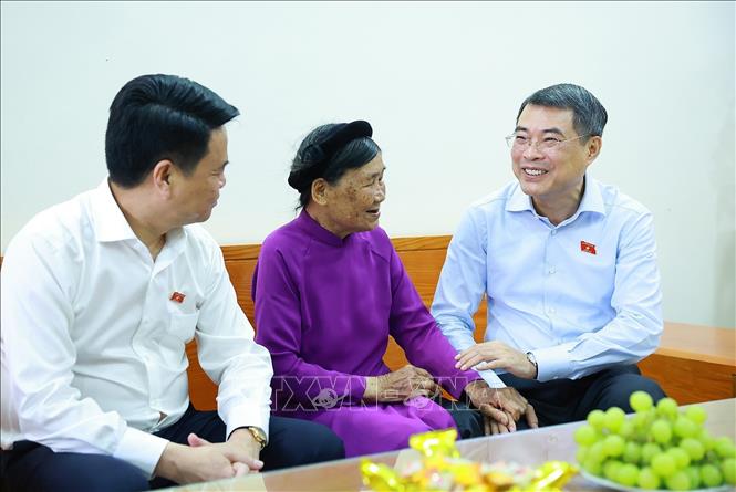 Thủ tướng Lê Minh Hưng thăm Mẹ Việt Nam Anh hùng Đinh Thị Bé (Khu Khánh Hội, phường Nam Đồng). Ảnh: Dương Giang – TTXVN 
