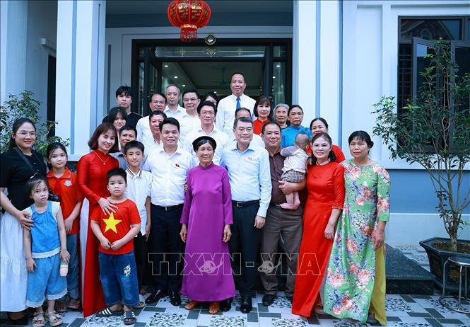 Thủ tướng Lê Minh Hưng thăm Mẹ Việt Nam Anh hùng Đinh Thị Bé (Khu Khánh Hội, phường Nam Đồng). Ảnh: Dương Giang – TTXVN 