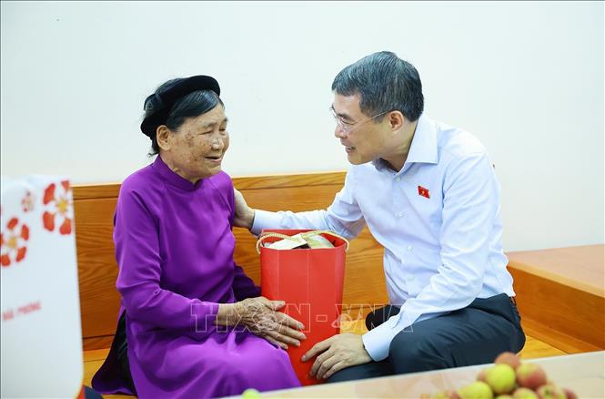 Thủ tướng Lê Minh Hưng thăm Mẹ Việt Nam Anh hùng Đinh Thị Bé (Khu Khánh Hội, phường Nam Đồng). Ảnh: Dương Giang – TTXVN 
