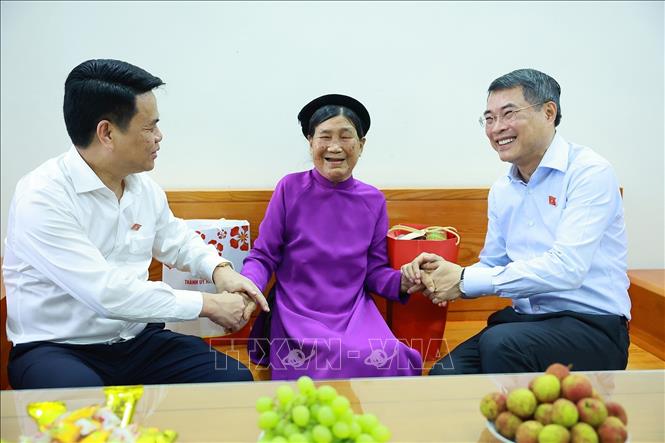 Thủ tướng Lê Minh Hưng thăm Mẹ Việt Nam Anh hùng Đinh Thị Bé (Khu Khánh Hội, phường Nam Đồng). Ảnh: Dương Giang – TTXVN 
