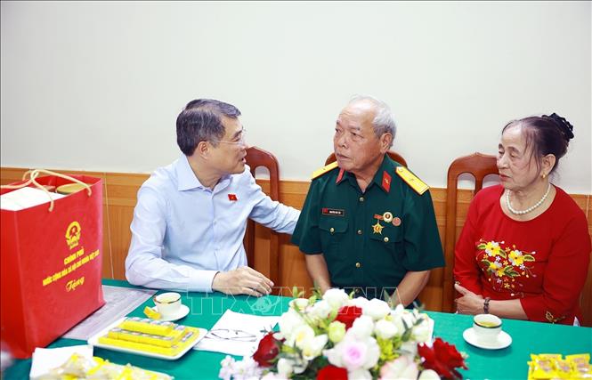 Thủ tướng Lê Minh Hưng thăm thương binh Nguyễn Văn Tập, người lính lái xe tăng 390 húc đổ cánh cổng Dinh Độc Lập trưa 30/4/1975. Ảnh: Dương Giang – TTXVN 
