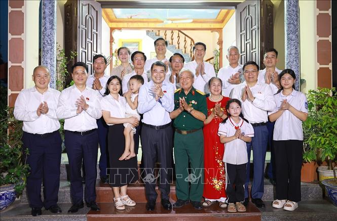 Thủ tướng Lê Minh Hưng thăm thương binh Nguyễn Văn Tập, người lính lái xe tăng 390 húc đổ cánh cổng Dinh Độc Lập trưa 30/4/1975. Ảnh: Dương Giang – TTXVN 
