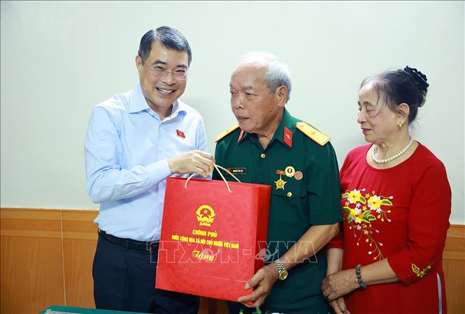 Thủ tướng Lê Minh Hưng thăm thương binh Nguyễn Văn Tập, người lính lái xe tăng 390 húc đổ cánh cổng Dinh Độc Lập trưa 30/4/1975. Ảnh: Dương Giang – TTXVN 
