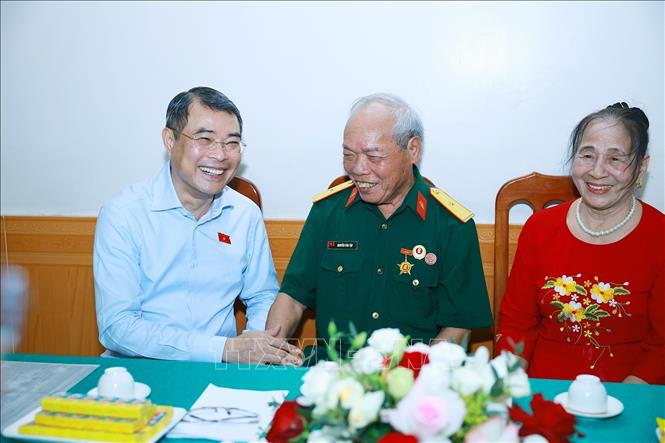 Thủ tướng Lê Minh Hưng thăm thương binh Nguyễn Văn Tập, người lính lái xe tăng 390 húc đổ cánh cổng Dinh Độc Lập trưa 30/4/1975. Ảnh: Dương Giang – TTXVN 
