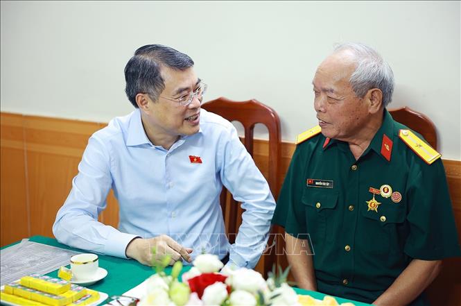 Thủ tướng Lê Minh Hưng thăm thương binh Nguyễn Văn Tập, người lính lái xe tăng 390 húc đổ cánh cổng Dinh Độc Lập trưa 30/4/1975. Ảnh: Dương Giang – TTXVN 
