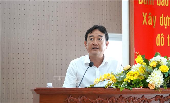 Chủ tịch UBND phường Rạch Giá Bùi Trung Thực phát biểu giải đáp những thắc mắc, kiến nghị của cử tri. Ảnh: Văn Sĩ - TTXVN