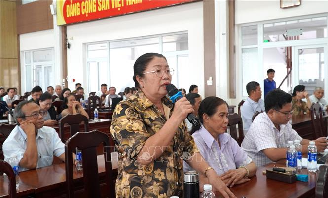 Cử tri Văn Thị Lệ, phường Rạch Giá phát biểu ý kiến. Ảnh: Văn Sĩ - TTXVN
