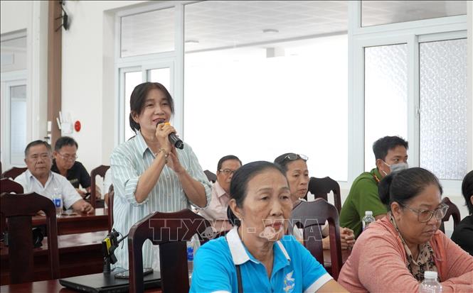 Cử tri Nguyễn Thy Lệ, phường Rạch Giá phát biểu ý kiến. Ảnh: Văn Sĩ - TTXVN
