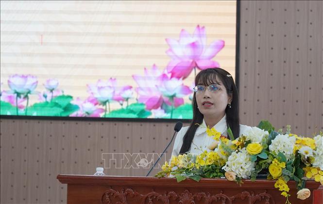 Đại biểu Quốc hội tỉnh An Giang Châu Quỳnh Dao trình bày báo cáo tóm tắt kết quả Kỳ họp thứ Nhất, Quốc hội khóa XVI. Ảnh: Văn Sĩ - TTXVN                              