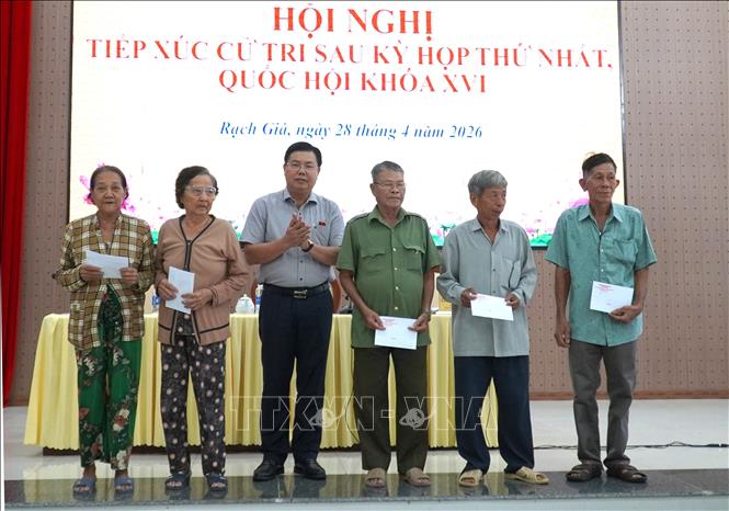 Bí thư Tỉnh ủy An Giang, Trưởng Đoàn Đại biểu Quốc hội tỉnh An Giang Nguyễn Tiến Hải tặng quà hộ chính sách, gia đình khó khăn của phường Rạch Giá. Ảnh: Văn Sĩ - TTXVN