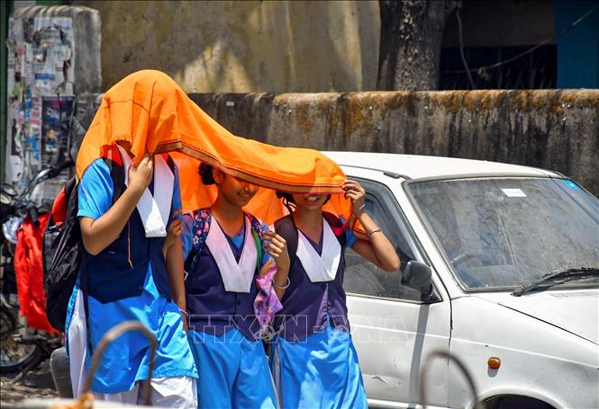 Các em học sinh đi học dưới trời nắng nóng tại Ranchi, Ấn Độ. Ảnh: ANI/TTXVN