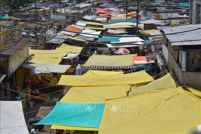 Người dân che bạt để tránh nắng nóng tại một khu chợ ở Akola, Ấn Độ. Ảnh: ANI/TTXVN