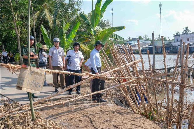 Một tuyến đường giao thông nông thôn ở ấp Phụng An, xã Nhơn Mỹ, thành phố Cần Thơ bị chia cắt do sạt lở. Ảnh: Thanh Liêm - TTXVN