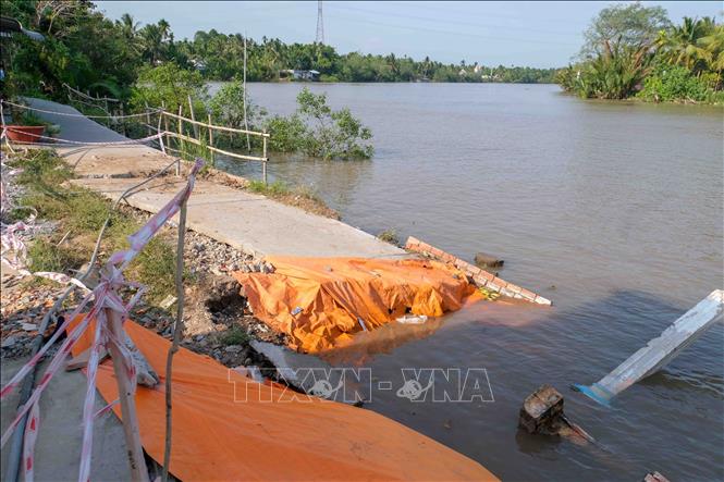 Tuyến đường giao thông ở ấp Phú Tây, xã Nhơn Mỹ bị sụp xuống sông trong vụ sạt lở xảy ra ngày 23/4/2026. Ảnh: Thanh Liêm - TTXVN
