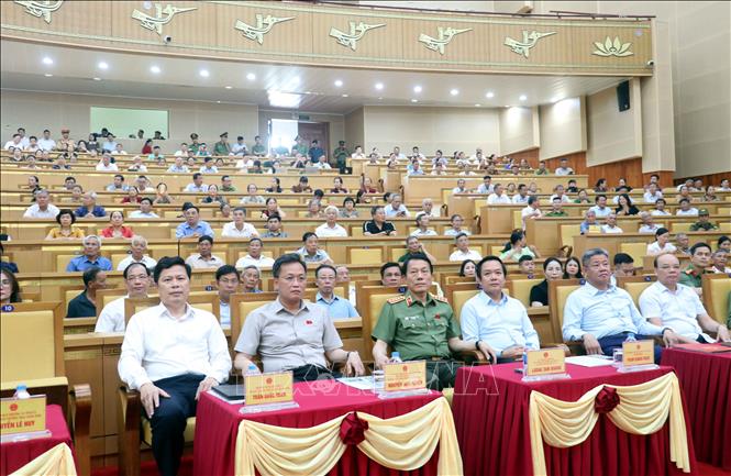 Đại tướng Lương Tam Quang, Ủy viên Bộ Chính trị, Bộ trưởng Bộ Công an cùng các  đại biểu tham dự hội nghị tiếp xúc cử tri tỉnh Hưng Yên sau Kỳ họp thứ nhất, Quốc hội khóa XVI. Ảnh: Nguyễn Công Hải - TTXVN
