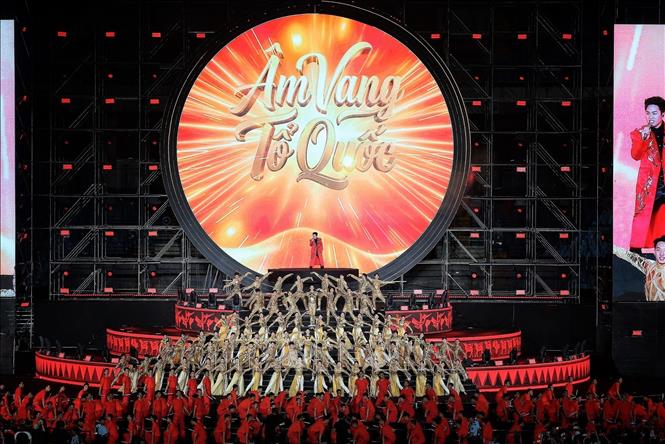  “ÂM VANG TỔ QUỐC” là tiết mục mở màn được xây dựng như một bức tranh đại hợp xướng - đại vũ khúc, tái hiện không khí hân hoan của đất nước trong niềm vui mừng thành công của Đại hội XIV của Đảng và những ngày lễ lớn của dân tộc. Ảnh: Phạm Tuấn Anh - TTXVN
