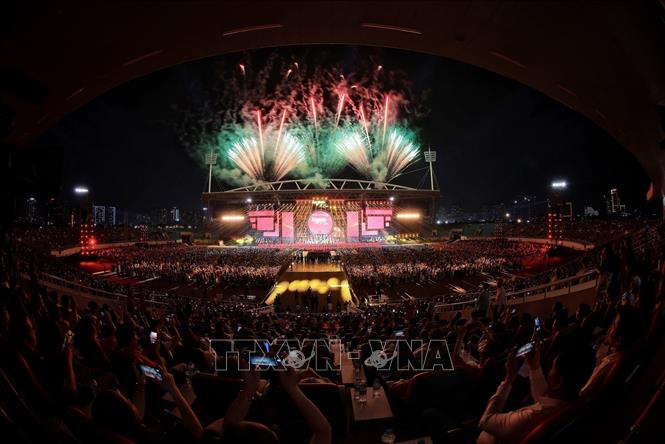 Màn trình diễn pháo hoa nghệ thuật tại sân vận động Mỹ Đình. Ảnh: Phạm Tuấn Anh - TTXVN
